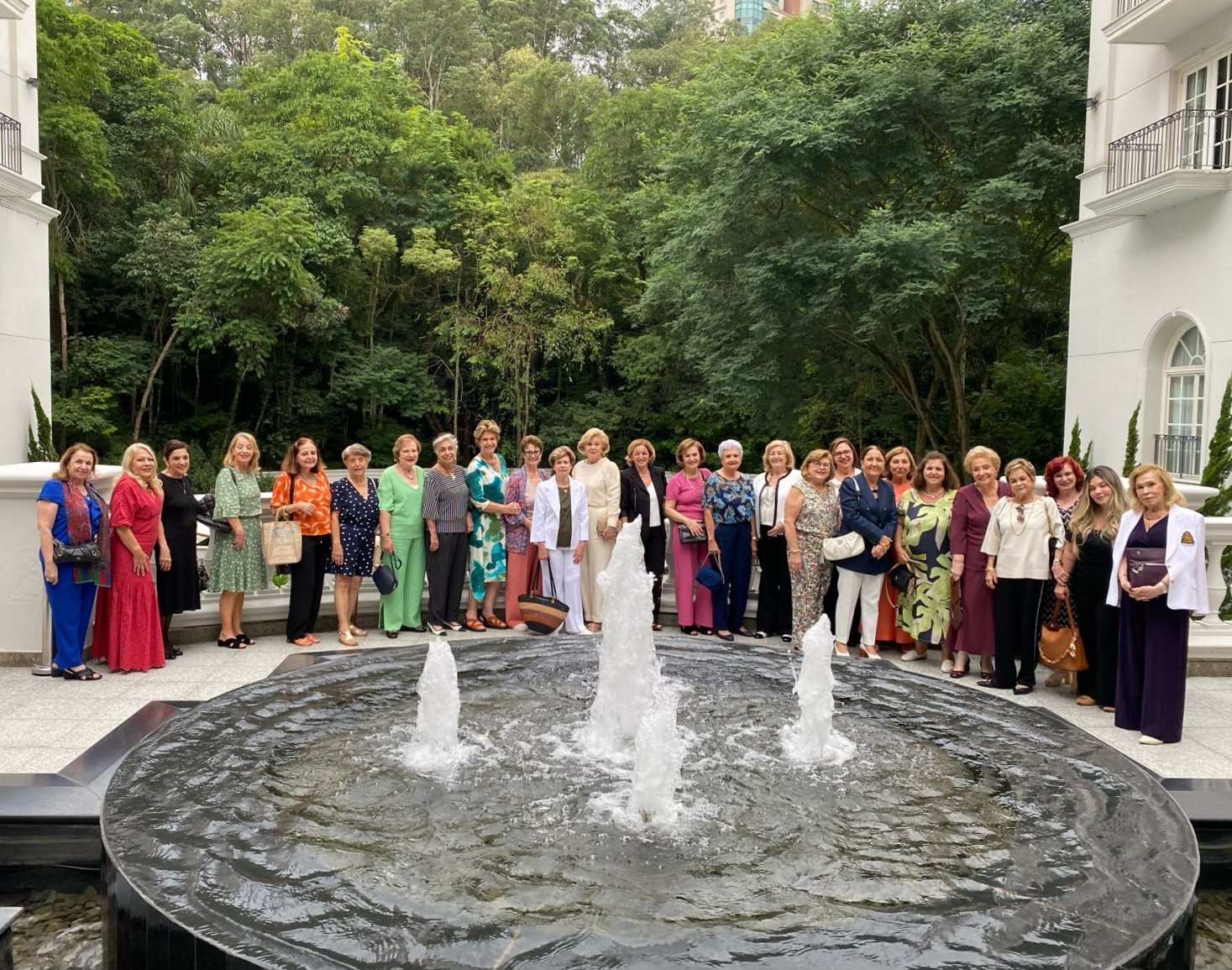 Artista Plástica Teresa Kodama visitou o Palácio Tangará para degustar um delicioso chá com amigas da APAMAGIS