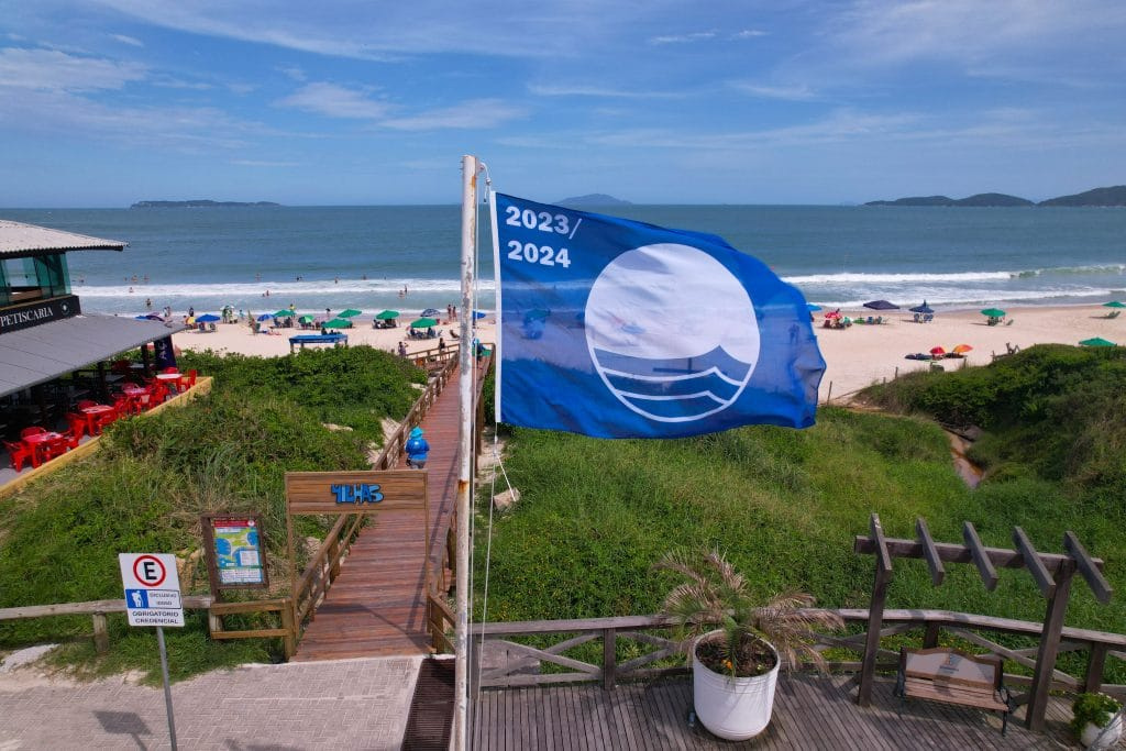 Programa Bandeira Azul,Fundação para a Educação Ambiental,Associação Brasileira de Normas Técnicas,Santa Catarina,Ministério do Turismo,Embratur,Secretaria do Patrimônio da União,Instituto Ambientes em Rede,Associação Náutica Brasileira,Agência Brasileira de Gerenciamento Costeiro,Sociedade Brasileira de Salvamento Aquático,Associação Brasileira de Entidades Estaduais de Meio Ambiente