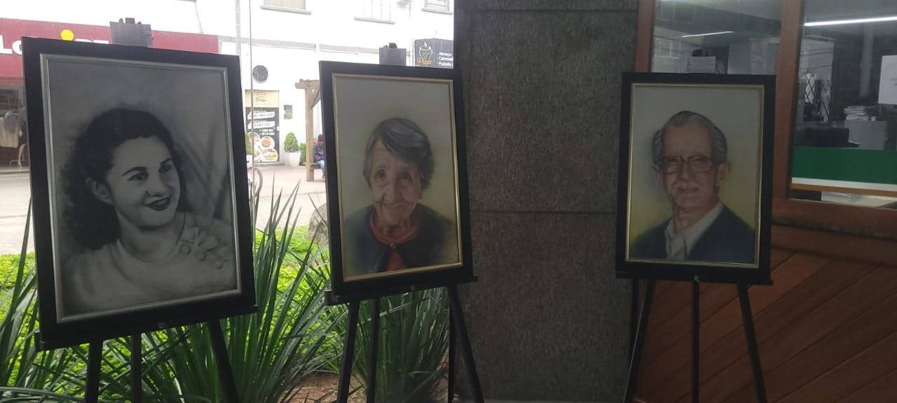 Paço Municipal,Camboriú,artista plástica Sandra Nunes,Santa Catarina,Gideões de Camboriú,Ayrton Senna,Rainha Elizabeth II,Glória Maria