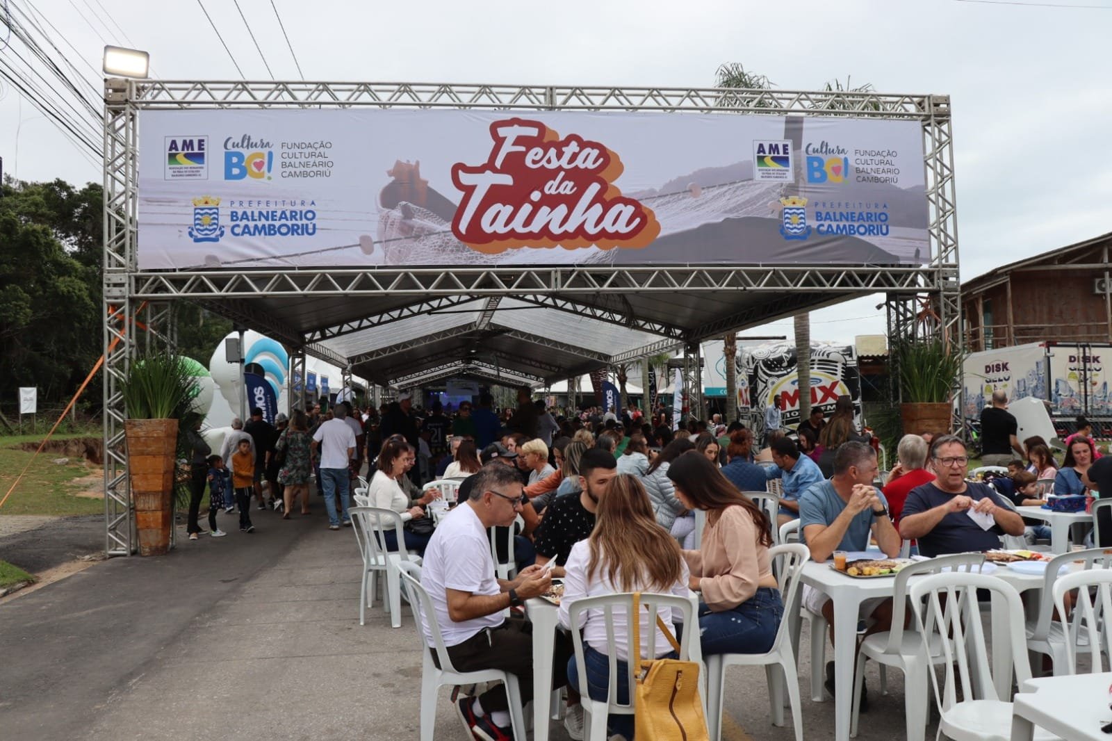 Festa da Tainha,Estaleiro,Balneário Camboriú,13ª edição,60 anos de Balneário Camboriú,Rodovia Interpraias,Rua Domingos Fonseca,Praia do Estaleiro,Prefeitura,Fundação Cultural e Associação dos Moradores do Estaleiro,Banda Municipal,Banda Maria do Cais,Grupo Legião Gaúcha,DJ Jorgemar,Susi Brito,Choro e Samba,Julia Mattos,Duo Filho de Peixe