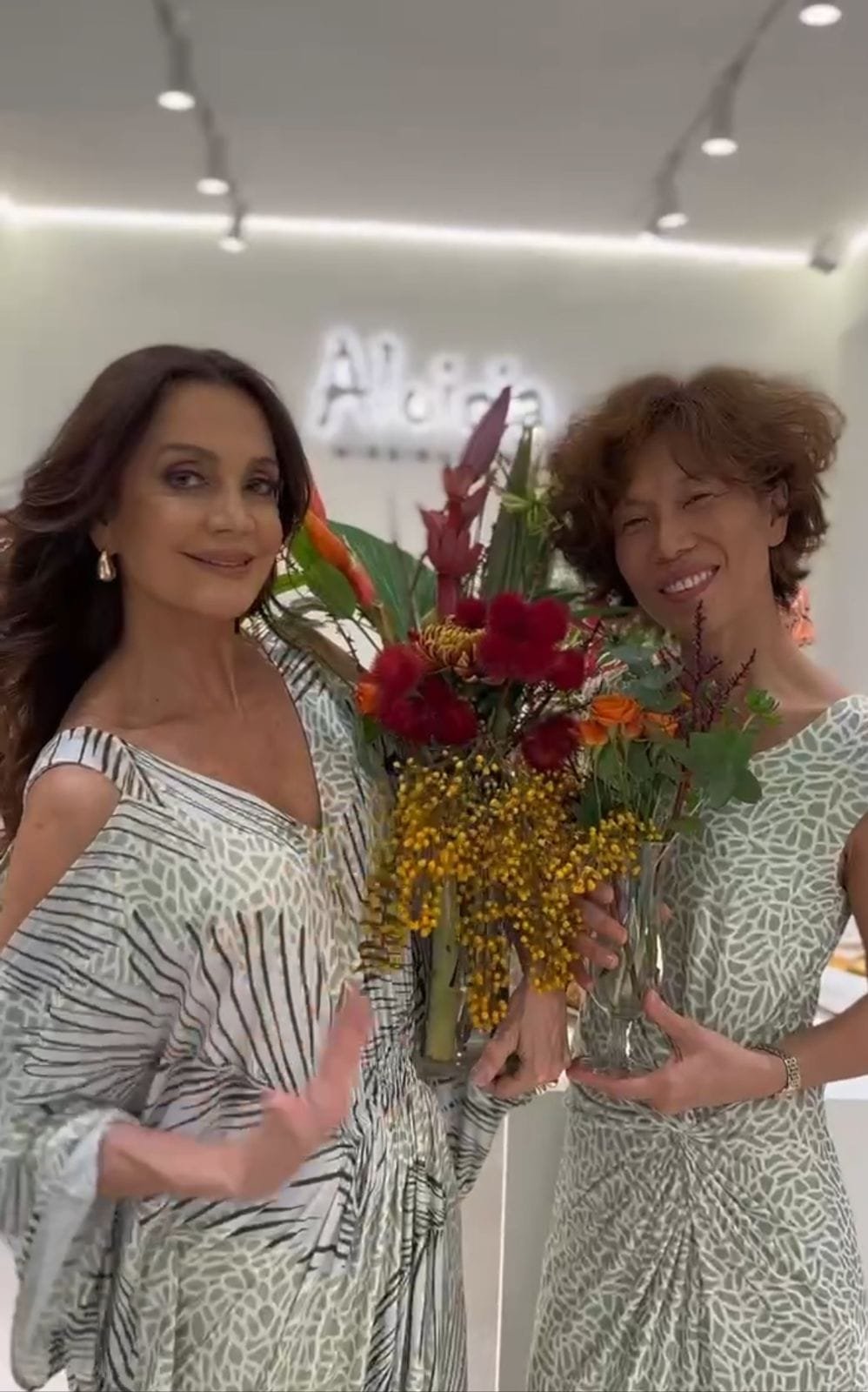 Claudia Métne marca presença na inauguração da nova loja da Aloicia Modas no Bom Retiro