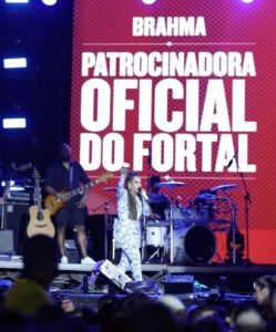 Simone Mendes faz brinde com Brahma em show no Fortal