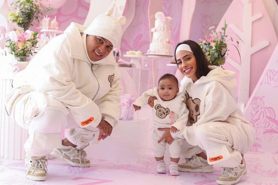 Mc Ryan SP e a esposa Giovannna realizam festa do 7.º mêsversário para a filha Zoe