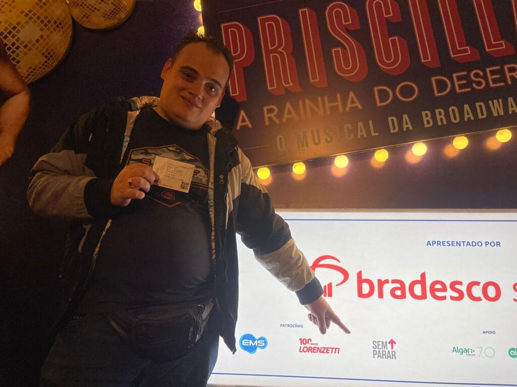 A convite do Sem Parar jornalista Rodrigo Lico prestigia o Musical Priscilla a Rainha do Deserto, com atuação de Reynaldo Gianecchini