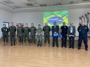 Curso de Altos Estudos de Política e Estratégia da Escola Superior de Guerra é recebido pelo 34º Batalhão em Foz do Iguaçu