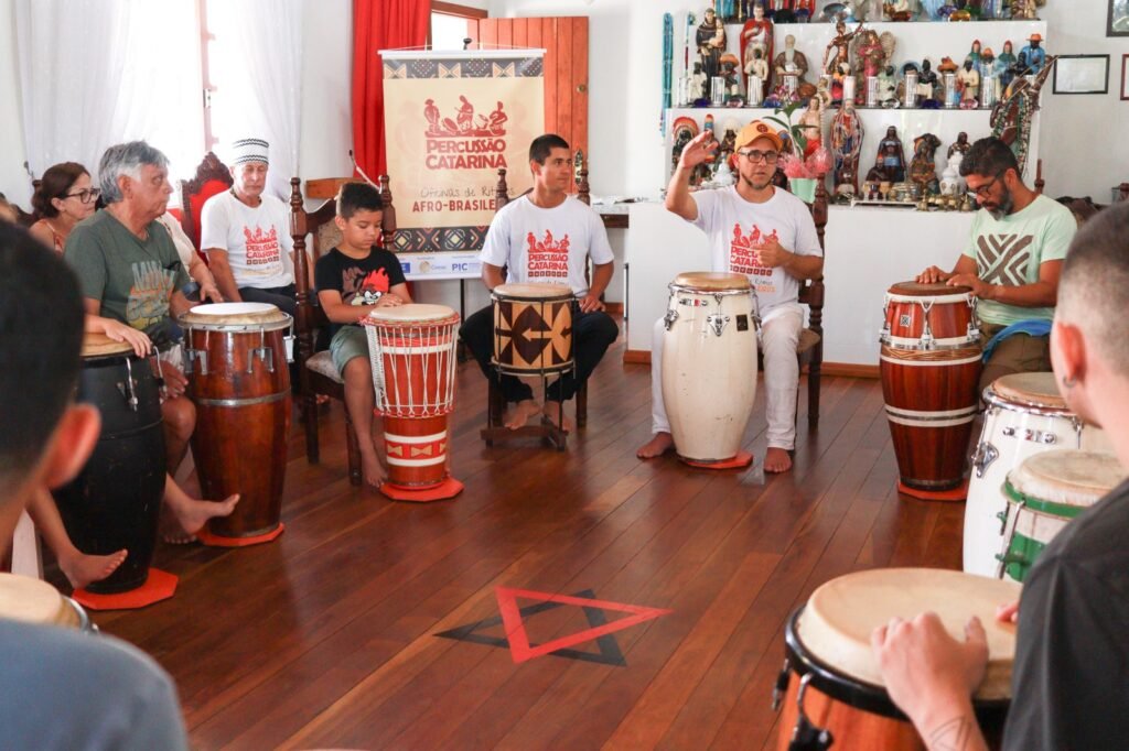 ritmos afro-brasileiros,Tijucas,Associação Beneficente Tenda de Umbanda Caboclo Ubirajara Flecheiro,litoral catarinense,religiões de matriz africana,samba cabula,toque nagô,congo,ijexá,barravento,projeto,Ministério da Cultura,Governo Federal,Lei de Incentivo à Cultura,Celesc