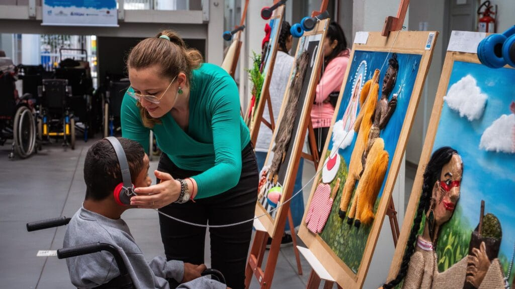 exposição sensorial,escolas públicas,Itajaí,audiodescrição,Arte Pra Cego Ver,Lendas Brasileiras,Secretaria Municipal de Educação,Semana de Valorização das Diferenças,Diretoria de Educação Integral e Ações Educativas,Escola Estadual Básica Deputado Nilton Kucker,Unimed Litoral,ACM Produções