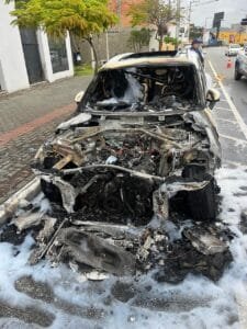setembro,primavera,Balneário Camboriú,carro incendiado,condutor,estabelecimentos comerciais,Bombeiros,Polícia Militar,rua 2850,Quarta Avenida,vítimas,prejuízo,redes sociais,moradores de rua