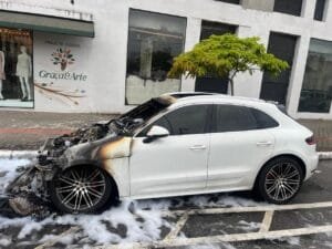 setembro,primavera,Balneário Camboriú,carro incendiado,condutor,estabelecimentos comerciais,Bombeiros,Polícia Militar,rua 2850,Quarta Avenida,vítimas,prejuízo,redes sociais,moradores de rua