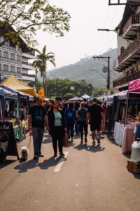 Estação Unifique,Feira da Estação,artesanato,gastronomia,moda,decoração,saúde,beleza,artigos pet,cultural,economia criativa,empreendedores,Musicalizando com Sucata,sustentabilidade ambiental,DJ Leokdio,DuoSound,Baywatch,Hulk,Homem Aranha,Esquina Gráfica,kids,UX Academia,movimentação econômica