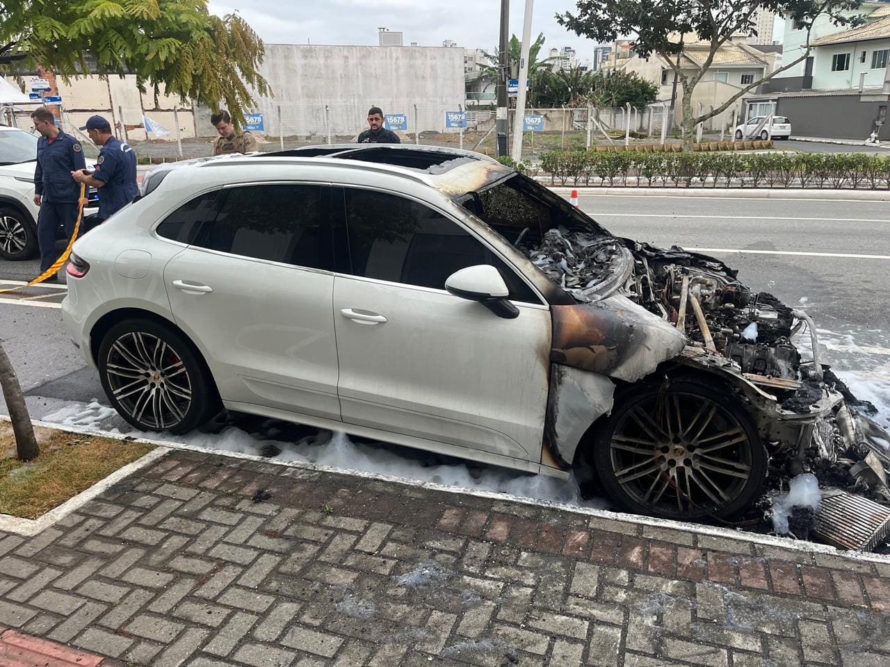 setembro,primavera,Balneário Camboriú,carro incendiado,condutor,estabelecimentos comerciais,Bombeiros,Polícia Militar,rua 2850,Quarta Avenida,vítimas,prejuízo,redes sociais,moradores de rua