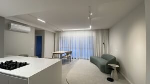 Construtora decora apartamento em torre para visitação de compradores antes da entrega