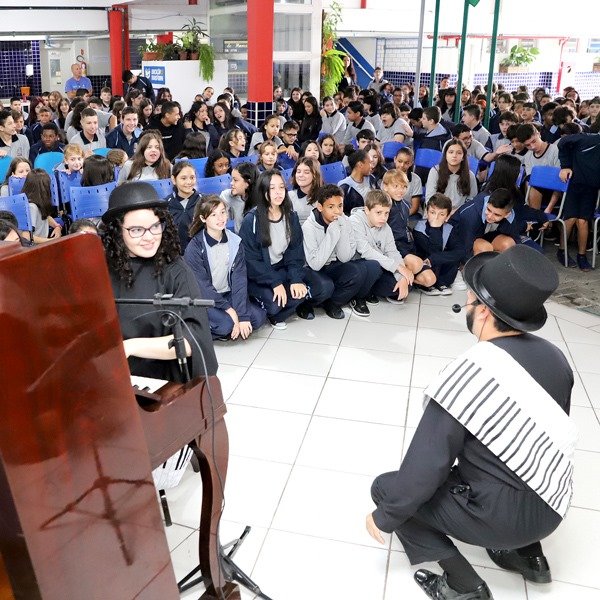 Pianístico leva espetáculo infantil a escolas de Joinville