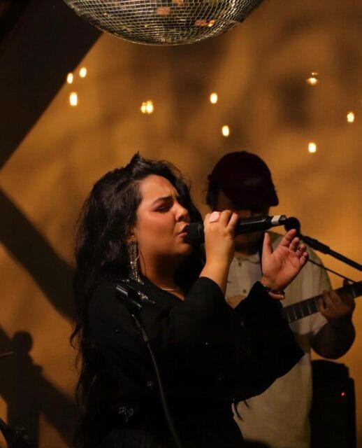 EXPOSIÇÃO COLETIVA ABRE EM JOINVILLE COM POCKET SHOW DA CANTORA E COMPOSITORA AMANDA LINHARES