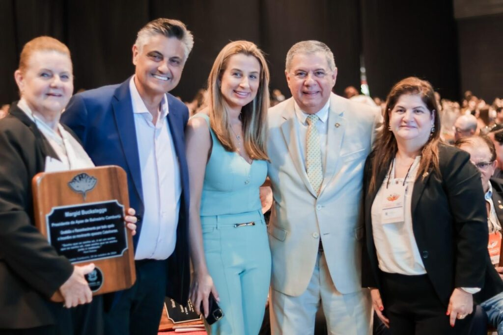 Juliana Pavan Nilson prestigiam Congresso Estadual das APAEs em Balneário Camboriú