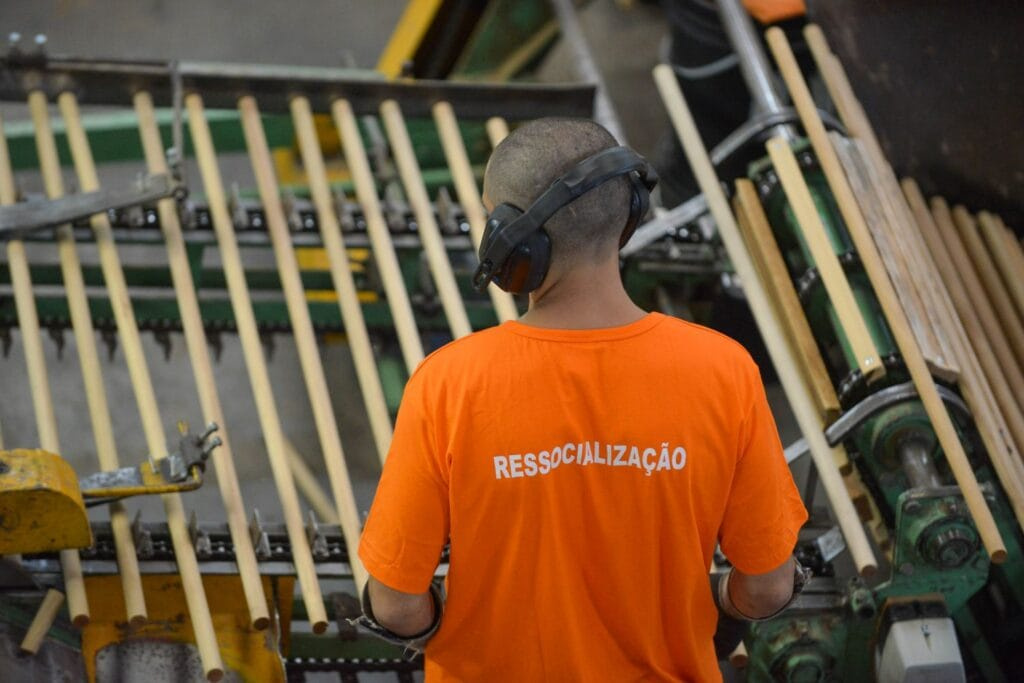 Santa Catarina,8.221 detentos,atividade laboral,ressocialização,Governo do Estado,parcerias,capacitação profissional,unidades prisionais,secretário da SAP,governo estadual,internos,oportunidades,trabalho,educação,sistema prisional,convênios,indústria náutica,cosméticos,Estado,estudo,detentos,atividades laborais,erradicação,analfabetismo,Encceja PPL