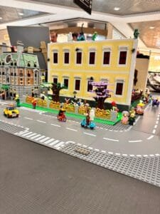 legos colecionáveis,500 mil peças,montanha-russa,teatro,mini cidades