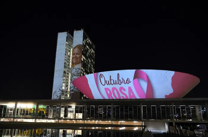 Outubro Rosa,câncer de mama,prevenção,doação,lenços,perucas