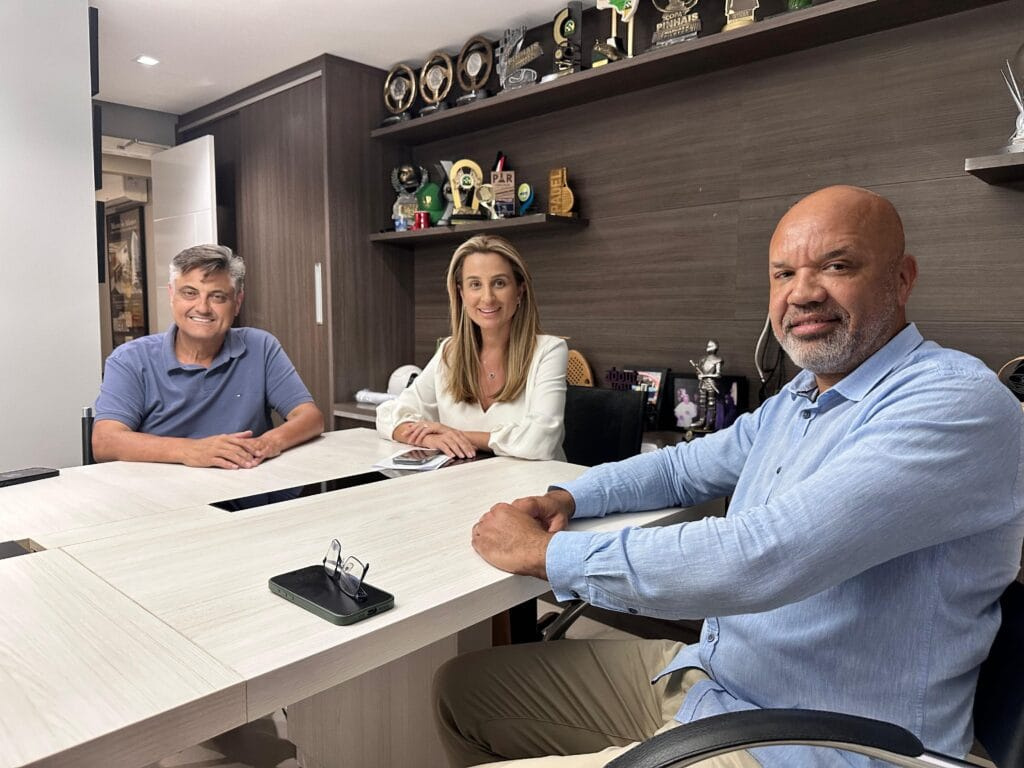 Juliana Pavan indica Ary Souza e Magda Bez,responsáveis por Administração e Fazenda para a transição