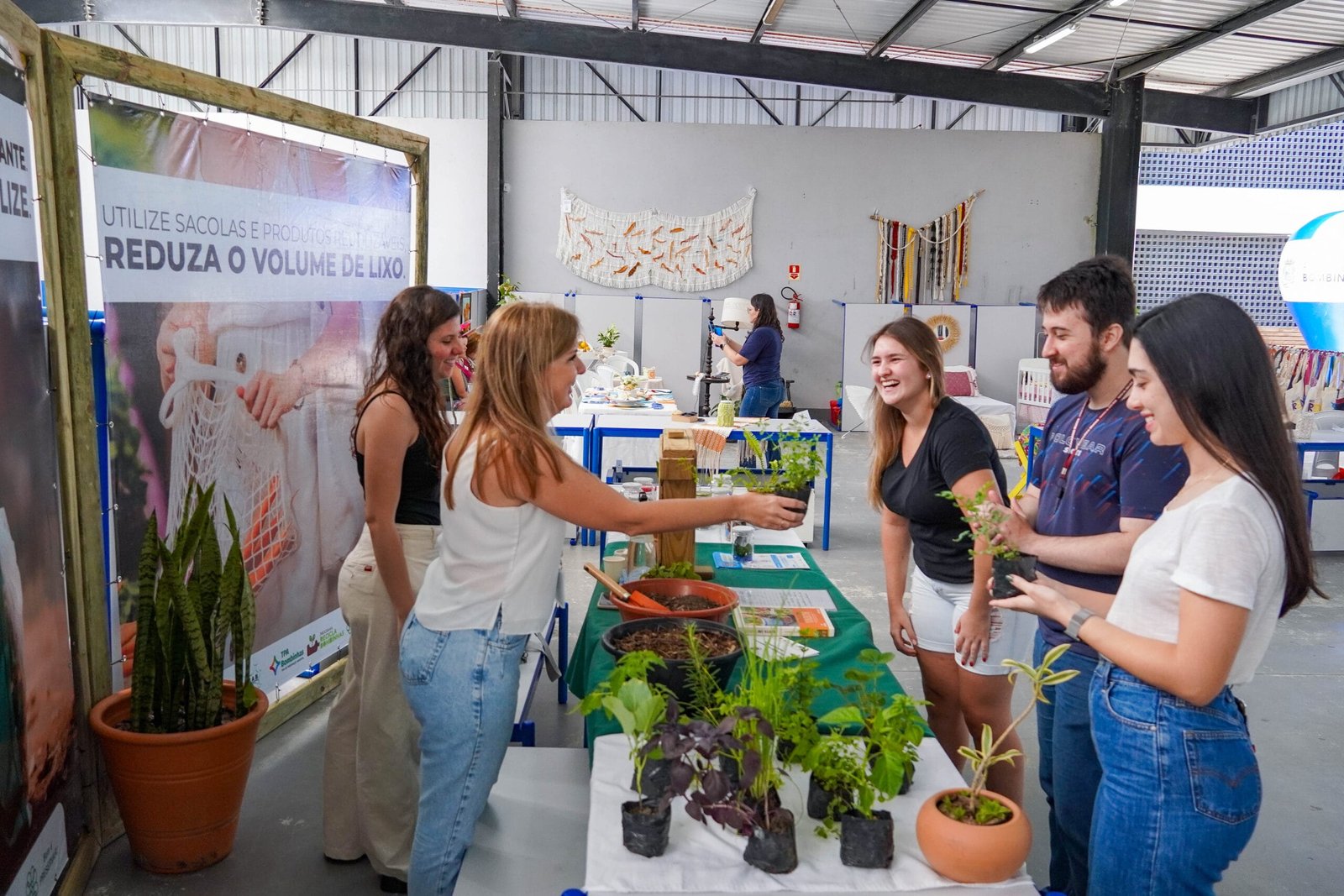 Feira Bombinhas Mais Sustentável,CEIT Leonel de Moura Brizola,práticas sustentáveis,Prefeitura de Bombinhas,consumo consciente,negócios locais,energia solar,cosméticos naturais