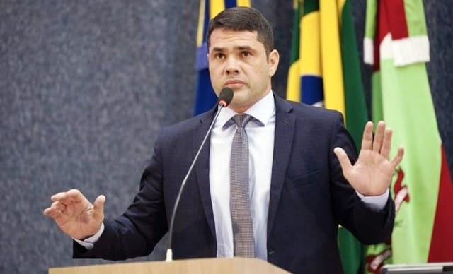 prefeito,compra massiva de seguidores,suspensão,medidas legais,crime digital,campanha limpa,autoridades competentes,ética,transparência