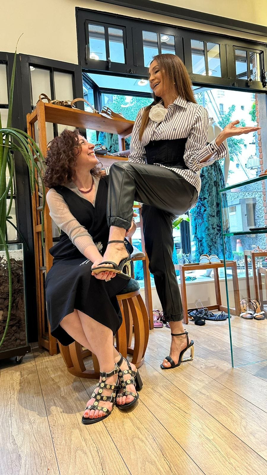 Claudia Métne prestigiou o lançamento da nova coleção de sapatos da Quinta Valentina