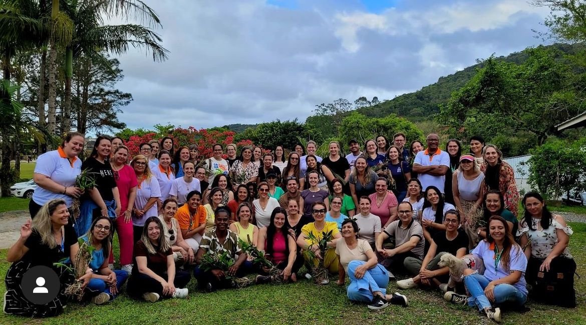 Rede Municipal de Ensino,Encontros Presenciais,Curso Nacional de Formação,qualidade da vida,professores de Educação Infantil,Centro de Vivências,poetisa Sabrina Gesser,Criança e Natureza,Léa Tiriba,tutoras,roda de conversa,Margareth Schafranski,amarração de orquídeas,carga horária,aulas presenciais e remotas,turmas,aprendizado.