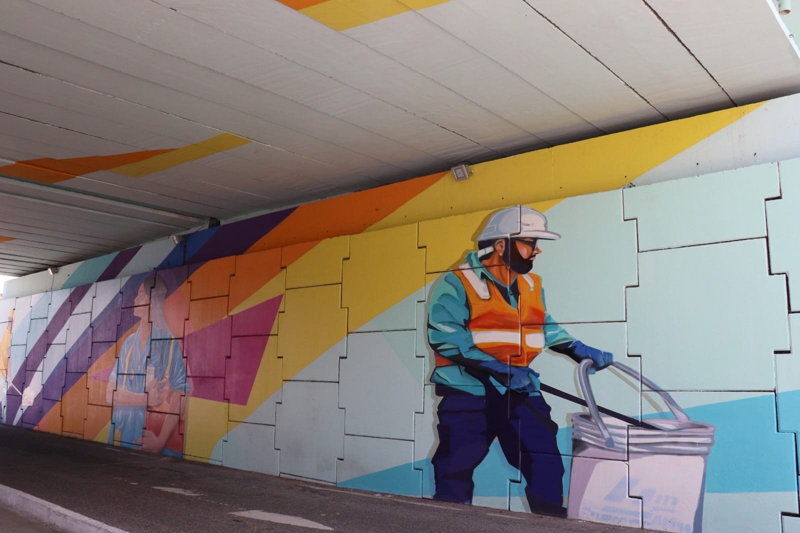 Garis,prestadores de serviço,entrega de alimentos,ambulantes,pescadores,operários da construção civil,médicos,motoristas de transporte público,painel artístico,Faces do Trabalho,diversidade profissional,pintura artística,viaduto,Fundação Cultural,Edital nº 009/2023,Studio 981 Arte Design,Fernando dos Santos Cardoso,Nando,diversidade étnica,cultura,migrantes,sociedade igualitária,homenagem,arte urbana,Museu a Céu Aberto