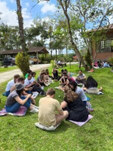 Rede Municipal de Ensino,Encontros Presenciais,Curso Nacional de Formação,qualidade da vida,professores de Educação Infantil,Centro de Vivências,poetisa Sabrina Gesser,Criança e Natureza,Léa Tiriba,tutoras,roda de conversa,Margareth Schafranski,amarração de orquídeas,carga horária,aulas presenciais e remotas,turmas,aprendizado.