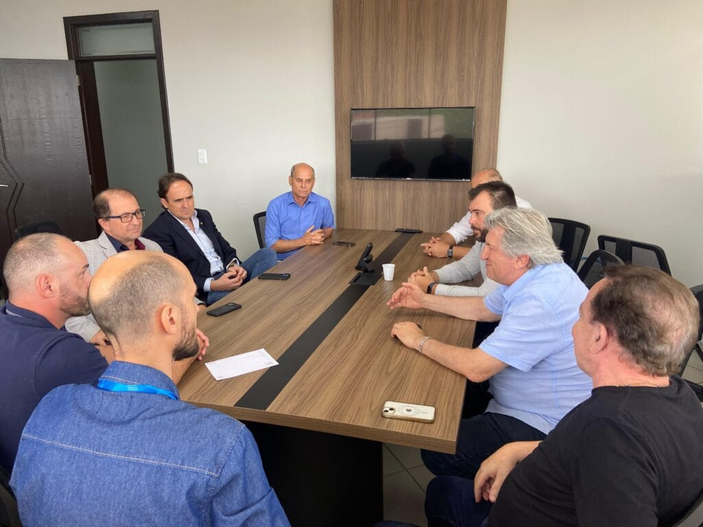 Reunião na AMFRI movimenta projetos da pavimentação do Morro do Encano e implantação do Parque Inundável de Camboriú