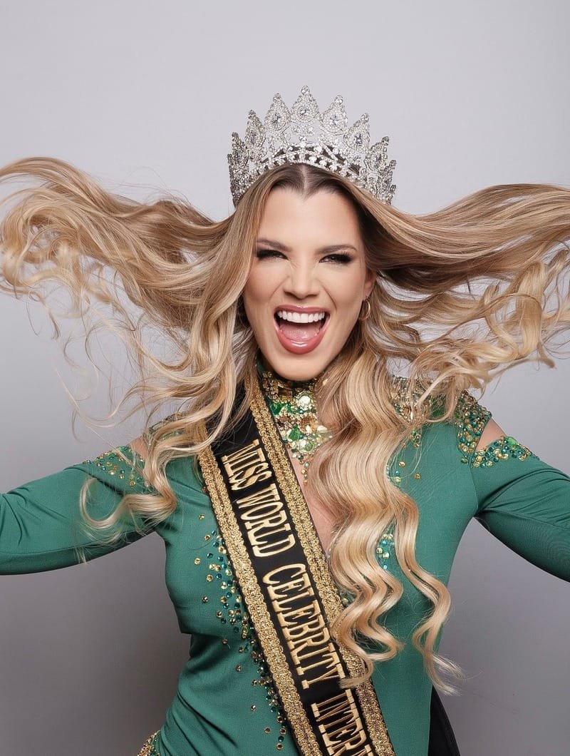 Um show de Elegância, Miss Camila Menoni se destaca em concurso de beleza.