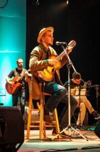 Espetáculo de música pop estará em cartaz no Teatro Bruno Nitz nesta terça