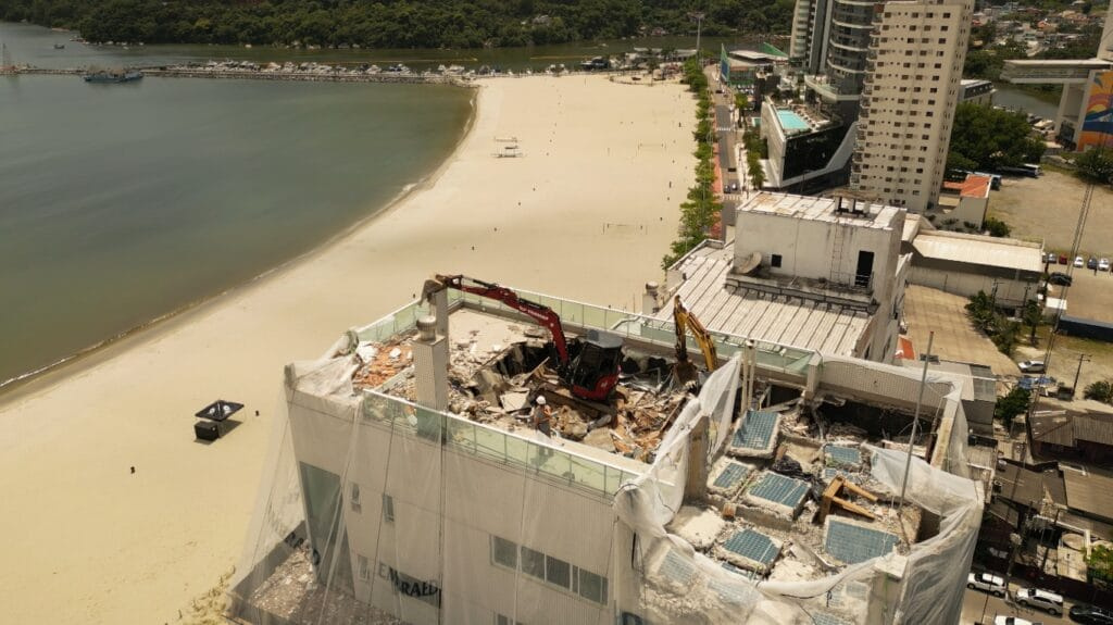 EMBRAED Empreendimentos,demolição mecânica,Balneário Camboriú,construção de luxo,reciclagem de materiais