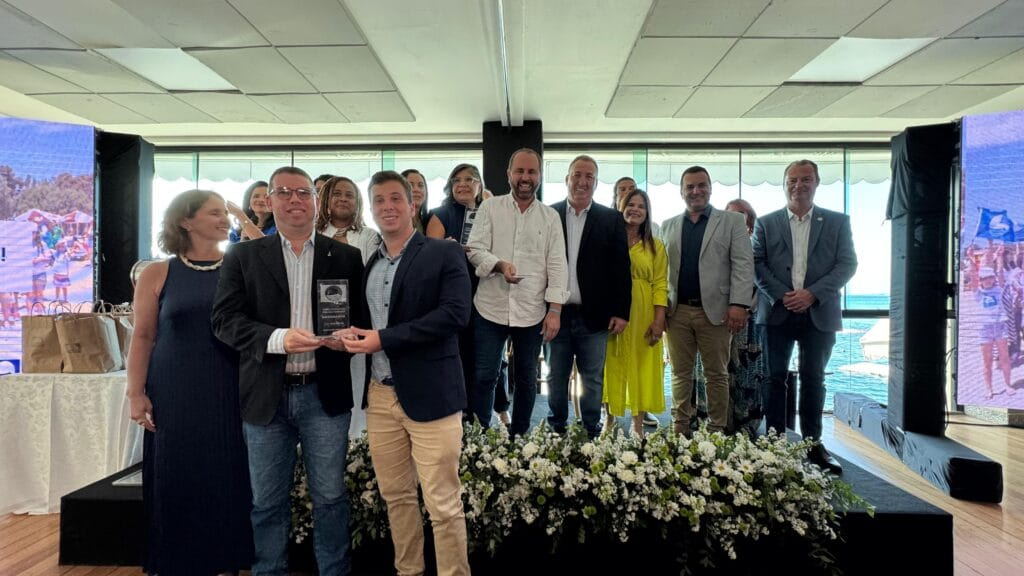 BOMBINHAS É PREMIADA POR DESTAQUE EM EDUCAÇÃO AMBIENTAL EM CERIMÔNIA NACIONAL DO BANDEIRA AZUL