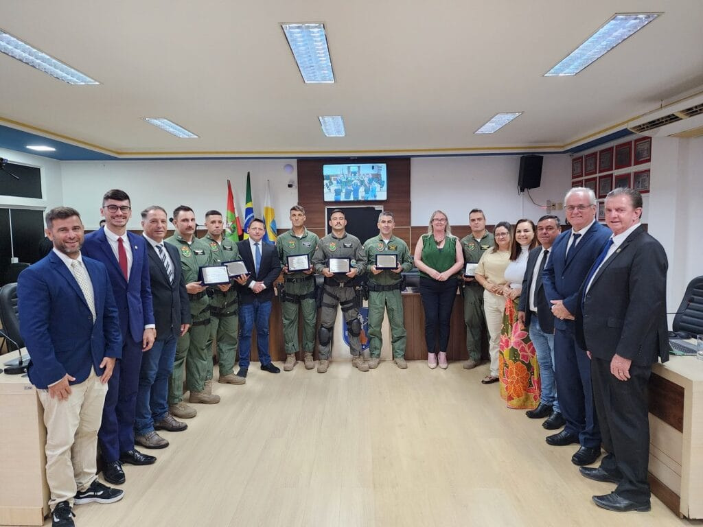 Câmara de Vereadores,Navegantes,Águia 07,Polícia Militar,PMSC,Moção de Aplausos,Sol Dapper,Rio Grande do Sul,enchentes,segurança,operação,serviço público,proteção,homenagem.