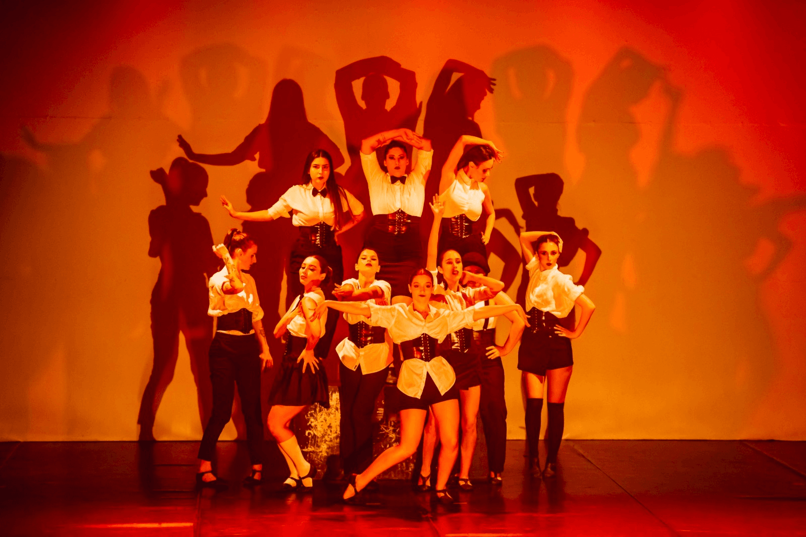 Escola PraDança,Balneário Camboriú,Mostra de dança,Teatro Municipal Bruno Nitz,Entrada gratuita,Trama Visual,Conexão pelo Movimento,Artes visuais,Dança,Espetáculo,Processo de criação,Cultura,Evento cultural,Avenida Central,Rua 300.