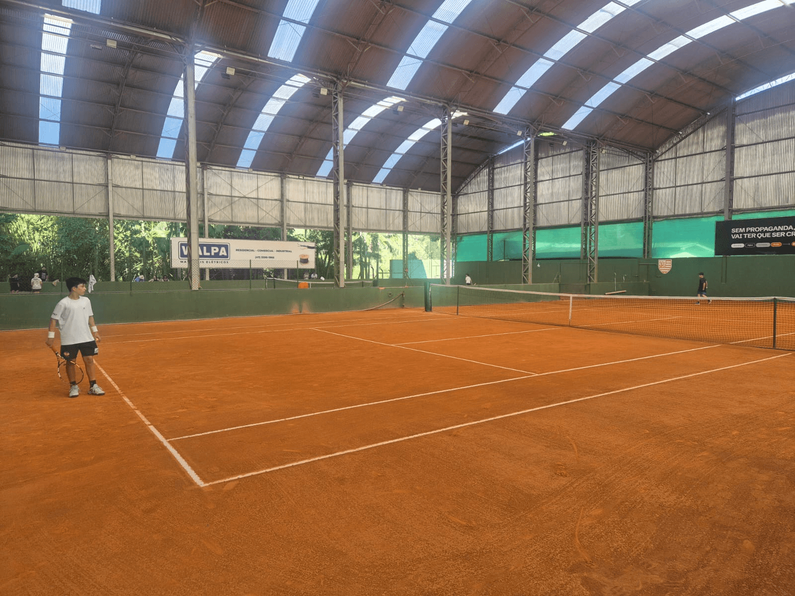 Sociedade Esportiva Bandeirante,Brusque,SC,Regional de Tênis,5º Regional FCT,Tenistas,Atletas,Criciúma,Joinville,Rio do Sul,Lages,Palhoça,Leo Fachini,Professor de tênis,Tênis regional,Quadras cobertas,Clima favorável,Infraestrutura,Ranking oficial,Disputas acirradas,Competição.