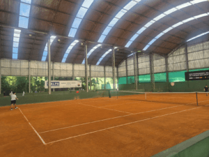 Sociedade Esportiva Bandeirante,Brusque,SC,Regional de Tênis,5º Regional FCT,Tenistas,Atletas,Criciúma,Joinville,Rio do Sul,Lages,Palhoça,Leo Fachini,Professor de tênis,Tênis regional,Quadras cobertas,Clima favorável,Infraestrutura,Ranking oficial,Disputas acirradas,Competição.