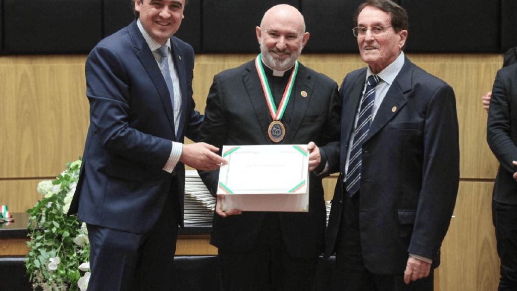Comenda do Legislativo Catarinense,Homenagem,Deputado Carlos Humberto,Padre Márcio Alexandre Vignoli,Paróquia do Divino Espírito Santo,Camboriú,Parlamento Estadual,Honraria,Edição,Resolução 8/2008.