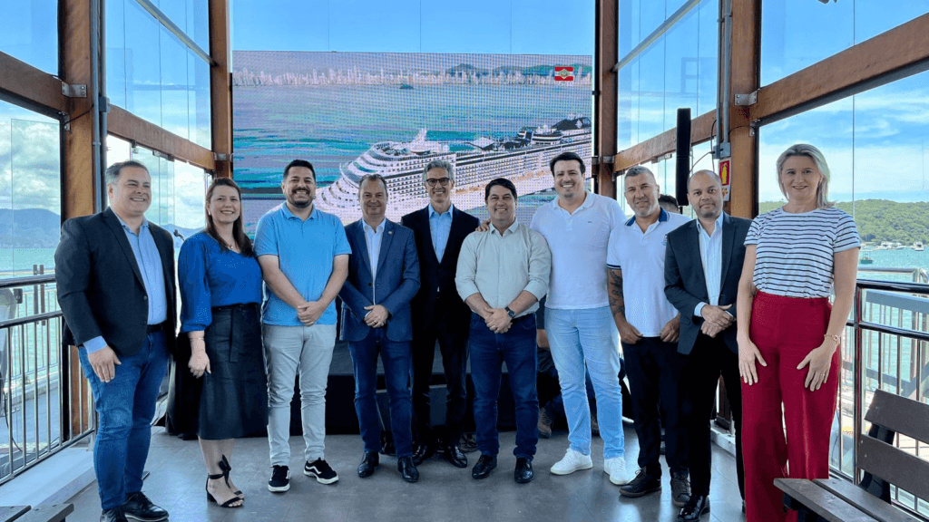 Simpósio de Transatlânticos,turismo de cruzeiro,Penha,Porto Belo,Santa Catarina,economia local,navios de passageiros,impacto ambiental,Acquaplan Tecnologia,ANTAQ,pesca artesanal,turismo religioso,gastronomia,rede hoteleira,Píer de Atracação Turística,Praça Antônio Carlos Konder Reis,Secretaria de Turismo