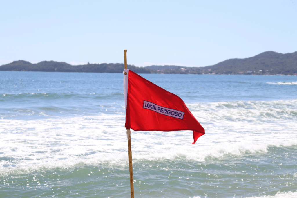 Prefeitura de Penha,Secretaria de Saúde,águas-vivas,caravelas,turismo,Pronto Atendimento 24h,queimaduras,toxinas,correntes marinhas,verão,Santa Catarina,médicos,acidentes com animais marinhos,vinagre,guarda-vidas,cnidários,bandeira lilás,atendimento médico,prevenção acidentes,mergulho,calçado