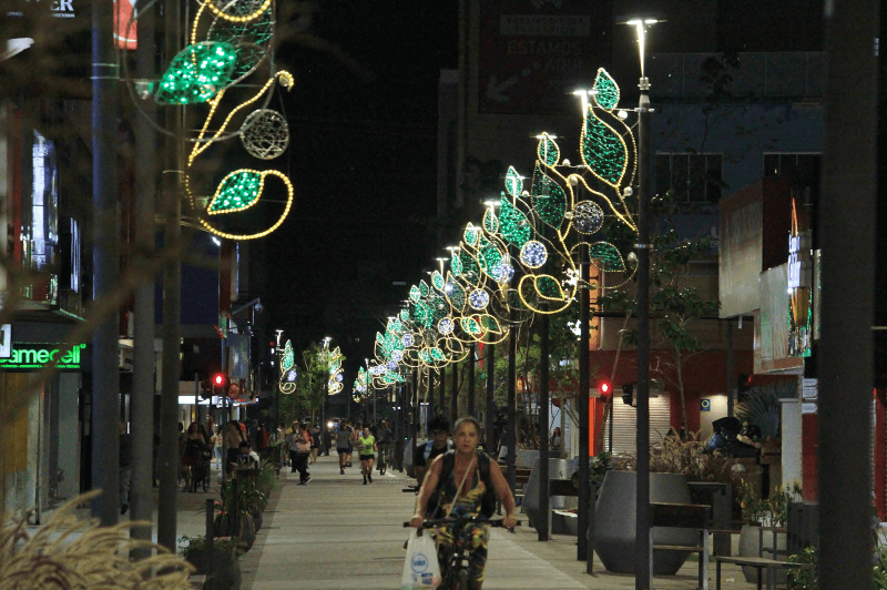 Itajaí,Natal iluminado,decoração natalina,iluminação pública,Natal EnCanto,atrações culturais,Rua Coberta,economia criativa,comércio local,Lei Rouanet,artistas locais,presépio,árvore de Natal,evento cultural