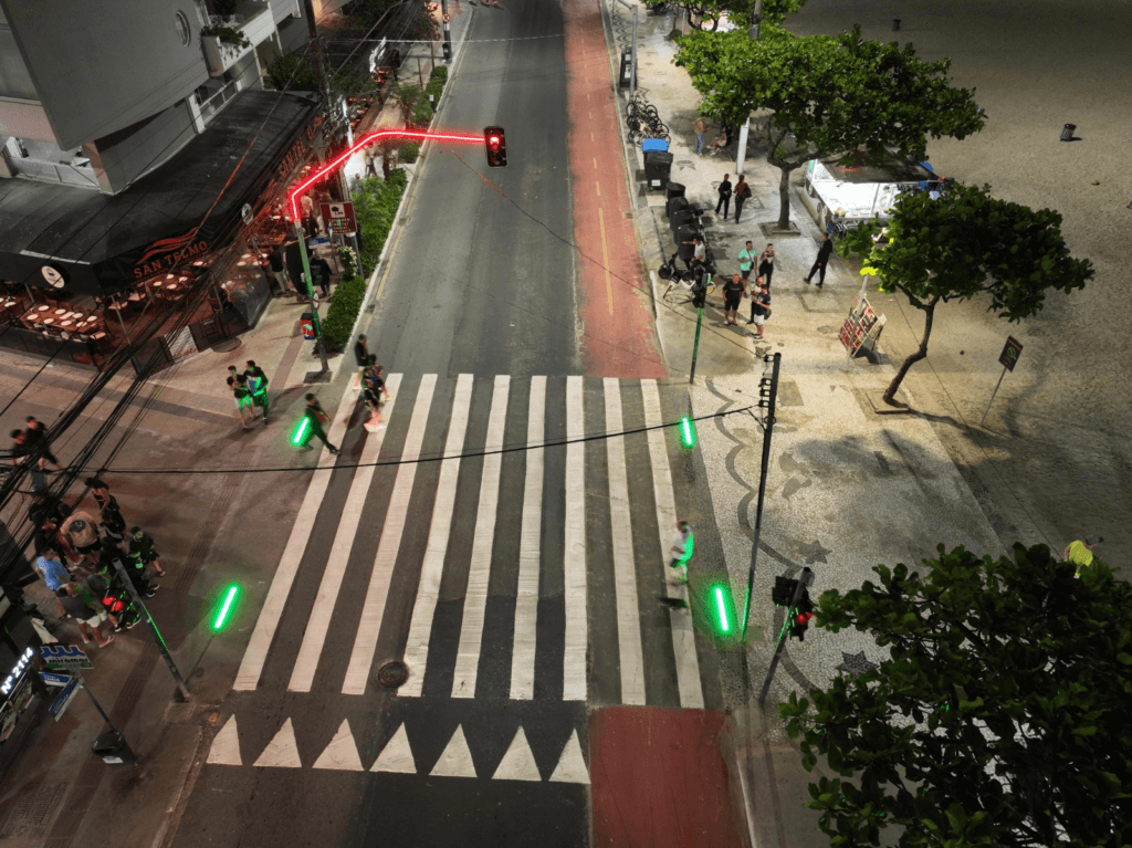 travessia de pedestres iluminada,segurança viária,semáforos inteligentes,inteligência artificial,Balneário Camboriú,conectividade