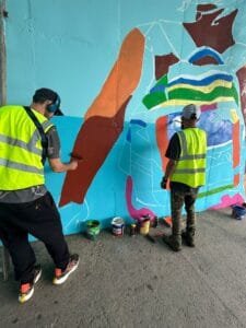 Crianças ajudam a pintar mural artístico em Balneário Camboriú