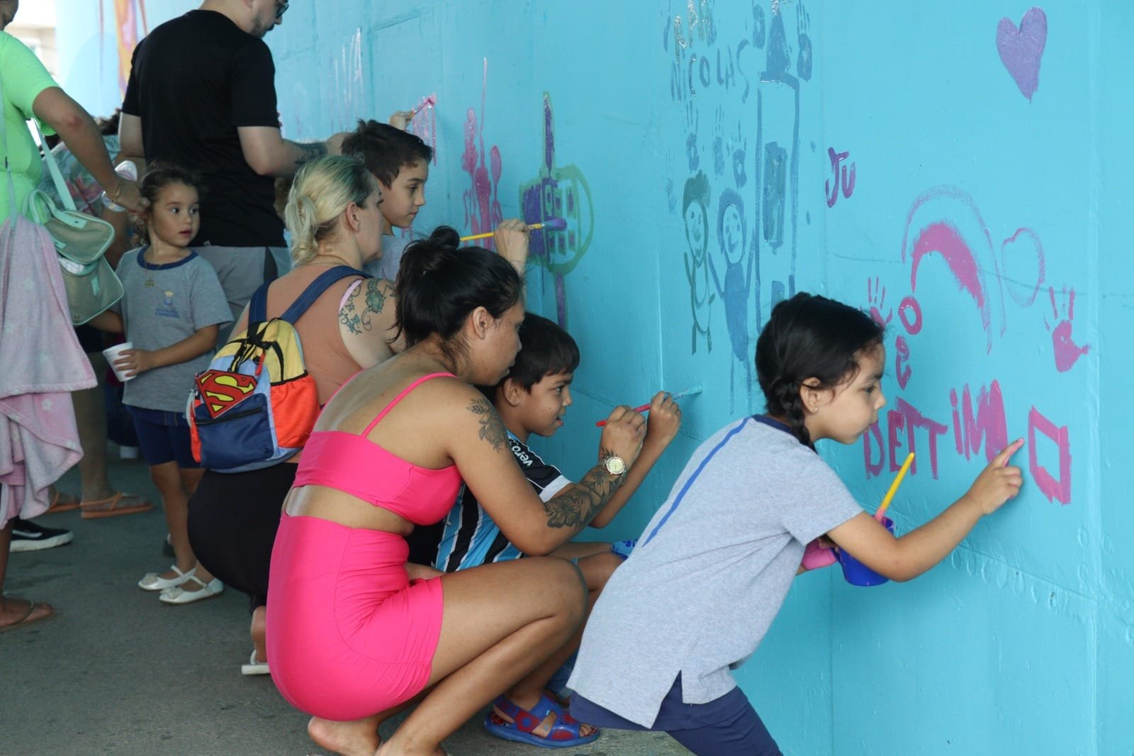 Crianças ajudam a pintar mural artístico em Balneário Camboriú