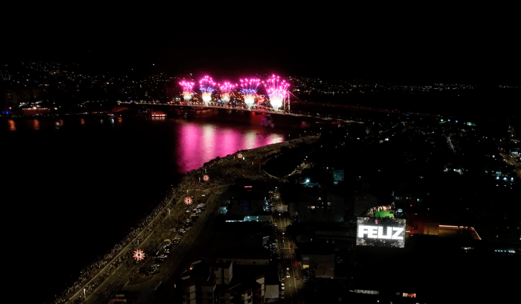 Réveillon,Florianópolis,fogos de artifício,Beira-Mar Norte,Beira-Mar Continental,Ponte Hercílio Luz,Megatela Floripa Square