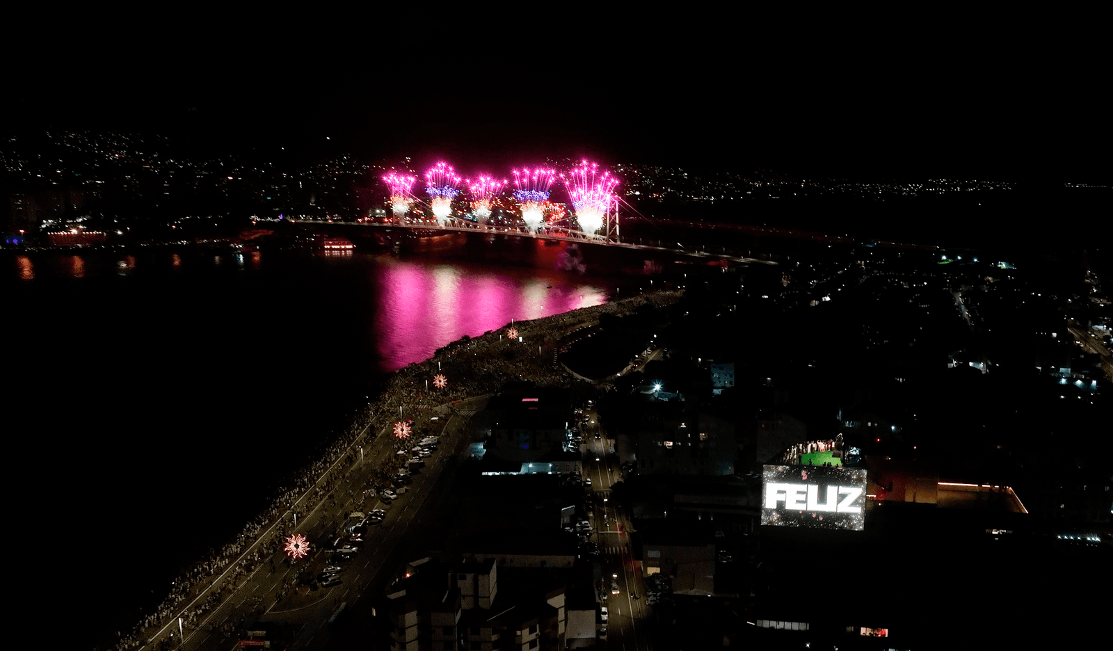 Réveillon,Florianópolis,fogos de artifício,Beira-Mar Norte,Beira-Mar Continental,Ponte Hercílio Luz,Megatela Floripa Square