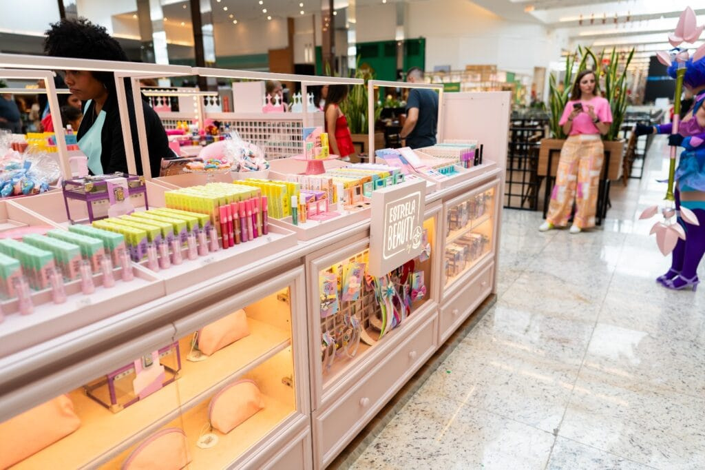 Estrela Beauty,Grupo Brinquedos Estrela,beleza,Santa Catarina,Balneário Shopping,franquias,lúdico,fantasias,acessórios,paletas de sombras,batons,máscaras de cílios,esmaltes,skincare,CEO,quiosque,magia,diversão,Balneário Camboriú,cor,criatividade,franquia.