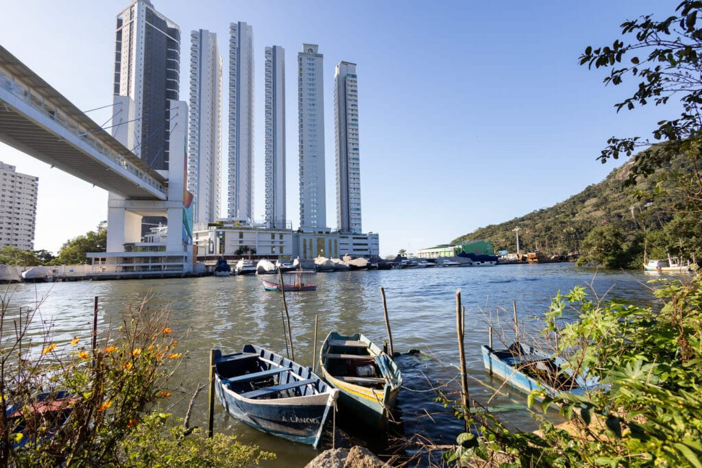 crescimento exponencial,Baixo Vale de Itajaí,ecossistemas costeiros e marinhos,Do Rio pro Mar,fotografia,poesia,preservação ambiental,arte e meio ambiente,Clarissa Herrig,Alvaro Fiore,Ana Valéria Fink,curadaria,acessibilidade,Lei Paulo Gustavo,Fundação Catarinense de Cultura,sustentabilidade dos rios,arte e cultura.