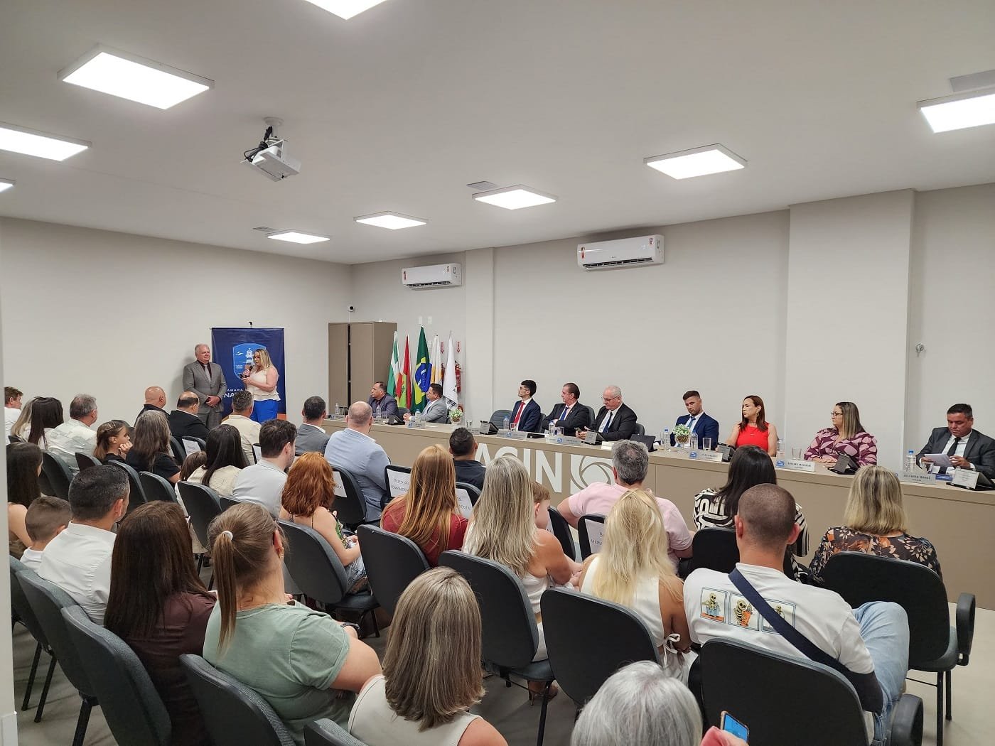 Câmara de Navegantes celebra cidadãos que transformam com Sessão Solene de Outorga de Títulos